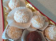 Una foto de brigadeiro de coco