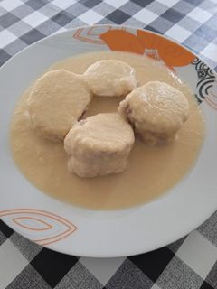 Una foto de Solomillo de cerdo relleno de jamón, queso, nueces en salsa de manzana