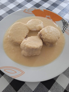 Una foto de Solomillo de cerdo relleno de jamón, queso, nueces en salsa de manzana