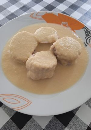 Una foto de Solomillo de cerdo relleno de jamón, queso, nueces en salsa de manzana