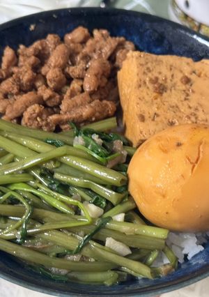 滷肉燥、蛋、豆腐 的食譜成品照片