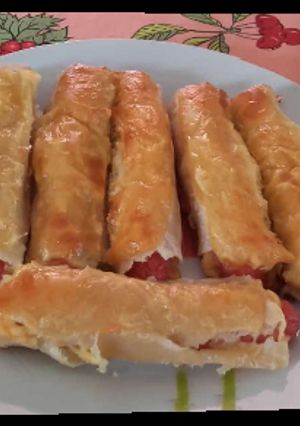 Una foto de Envuelto de salchicha y queso