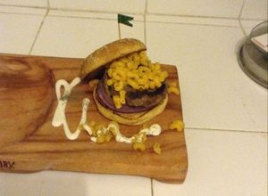 Una foto de Mac & cheese Burger