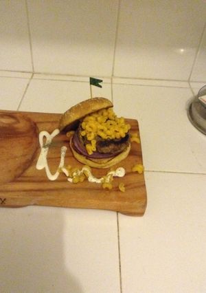 Una foto de Mac & cheese Burger