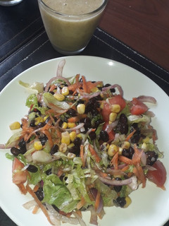 Una foto de Ensalada con porotos frutillas