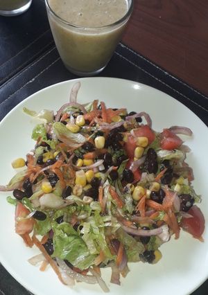 Una foto de Ensalada con porotos frutillas