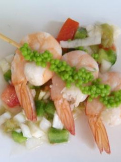 Una foto de Aguja de langostinos con perlas de wasabi