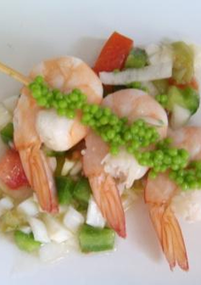 Una foto de Aguja de langostinos con perlas de wasabi