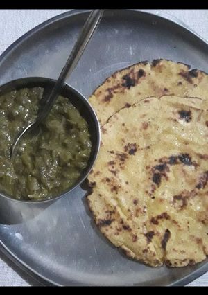 A picture of Makki Ki Roti saag.