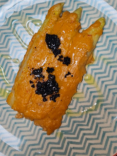 Una foto de Espárragos blancos rellenos con bechamel de gambas