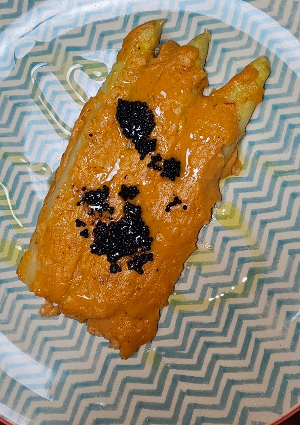 Una foto de Espárragos blancos rellenos con bechamel de gambas