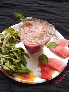 વોટરમેલન મીન્ટી શોટ્સ (Watermelon Minty Shots Recipe In Gujarati) રેસીપી મુખ્ય ફોટો