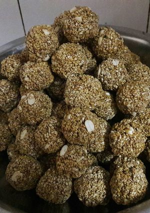 A picture of Jaggery til ladoo.