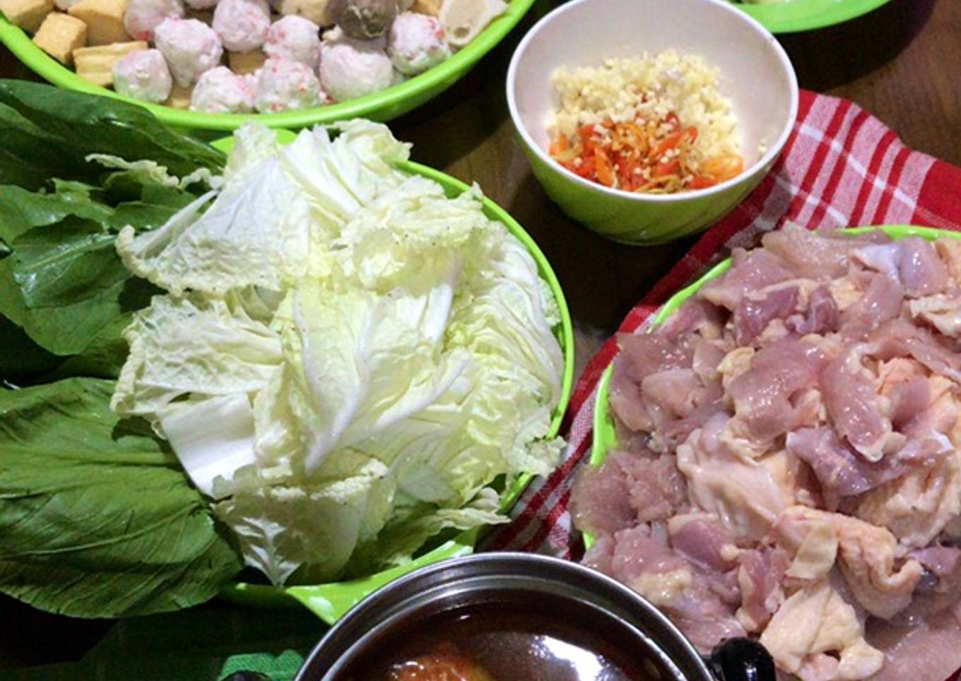 Shabu-shabu kuah tomyum dan grill ayam