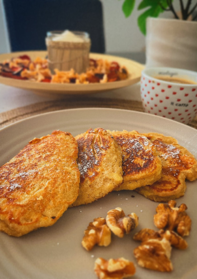 Una foto de Tortitas de avena, manzana, coco y kéfir