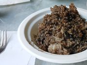 Una foto de calamares en su tinta en lata