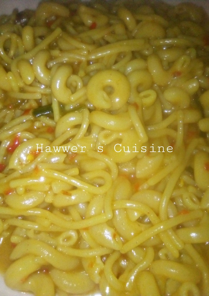 Jallof din taliya da macaroni ainihin hoton girkin