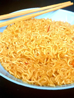 A picture of Spicy and Tangy Maggi Curry Noodles.