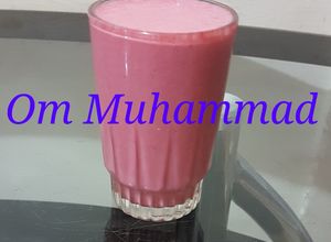 صورة لوصفة عصير البنجر بالزبادي والفراولة والرمان 🥛🍓