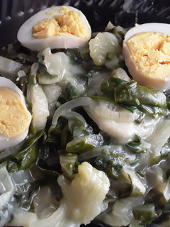 Una foto de Acelgas con huevo y salsa cremosa... 🤔🍳🧀🍶🍽