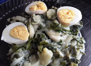 Una foto de Acelgas con huevo y salsa cremosa... 🤔🍳🧀🍶🍽