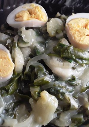 Una foto de Acelgas con huevo y salsa cremosa... 🤔🍳🧀🍶🍽