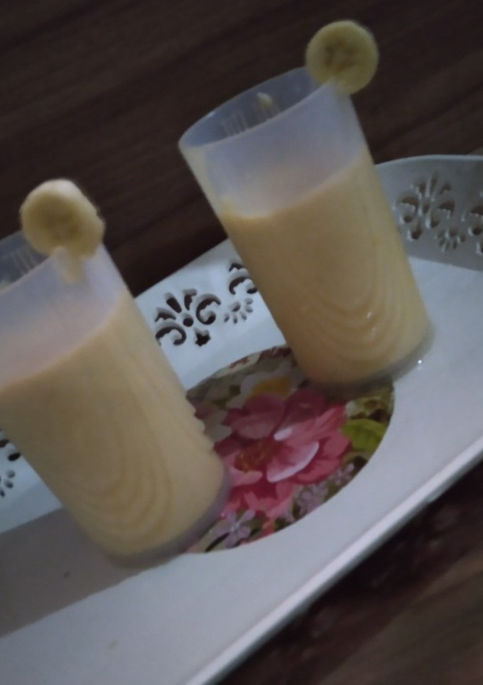 A picture of Mango and banana smoothies.