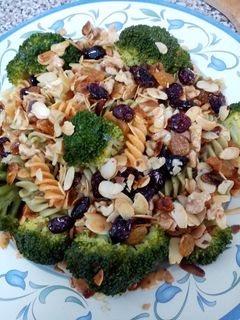 Una foto de Espirales con brócoli y frutos secos