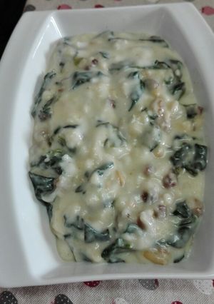 Foto principal de Espinacas con piñones, pasas y bechamel