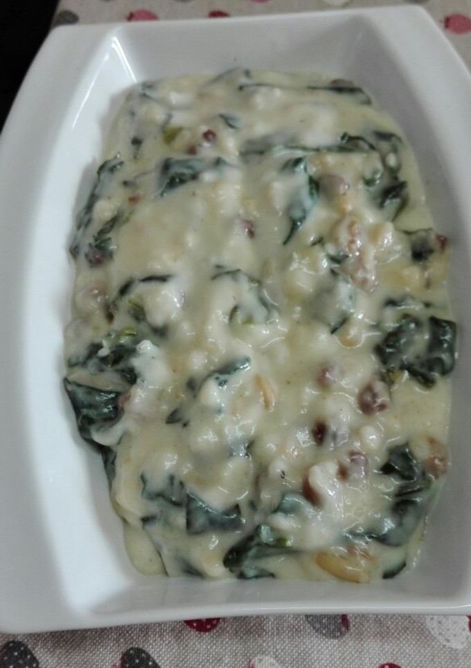 Una foto de Espinacas con piñones, pasas y bechamel