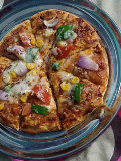 पिज़्ज़ा (pizza recipe in Hindi) रेसिपी मुख्य फोटो