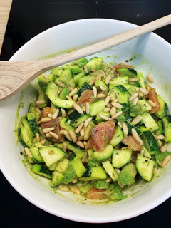 Une photo de Salade de courgettes crues saumon avocat