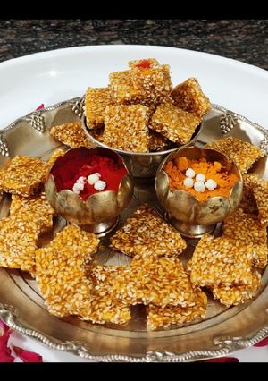 साखरेची तिळ वडी (til vadi recipe in marathi) रेसिपी चे मुख्य फोटो