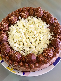 Una foto de Tarta fría de Nutella y bombones Ferrero Rocher - sin horno