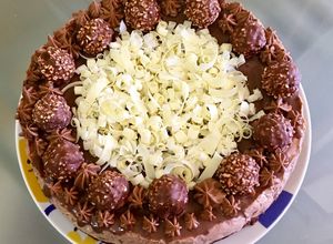 Foto principal de Tarta fría de Nutella y bombones  Ferrero Rocher - sin horno