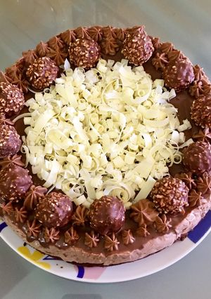 Foto principal de Tarta fría de Nutella y bombones Ferrero Rocher - sin horno