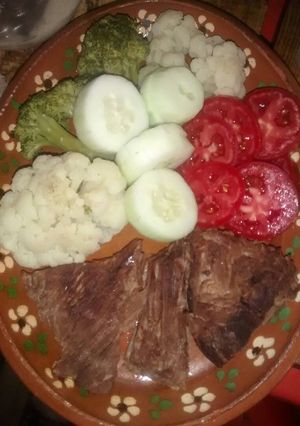 Una foto de Bistec de res con vegetales