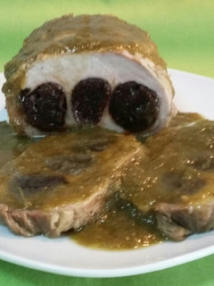 Una foto de Lomo relleno con ciruelas