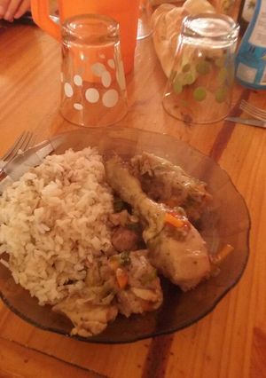 Una foto de Pollo al vino y arroz con atún