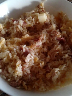 Una foto de Salteado de arroz brillante con queso semi