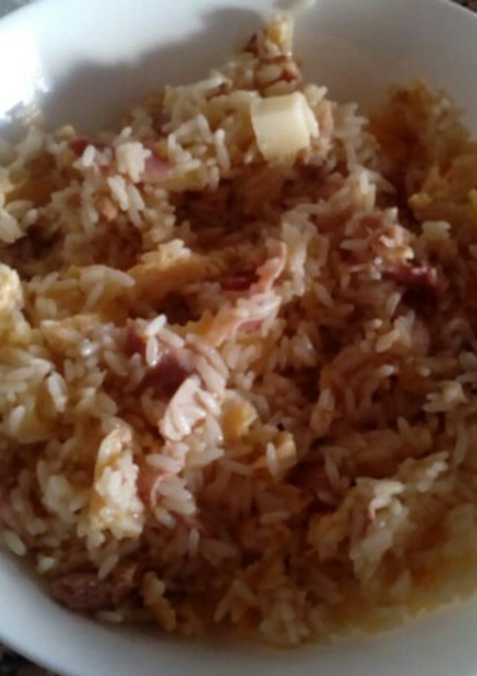 Una foto de Salteado de arroz brillante con queso semi
