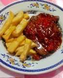 Bistec en salsa de tomate con papas fritas