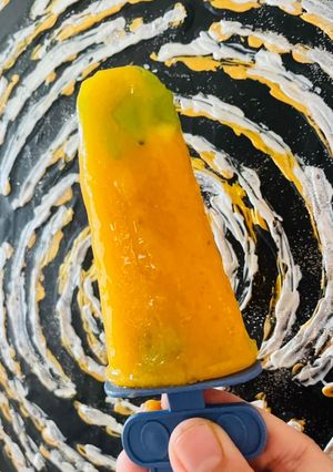 A picture of Mango Banana Kiwi Popsicle.