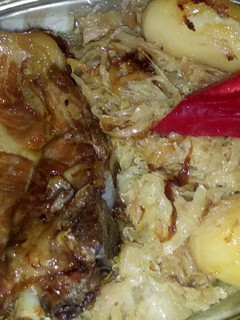 Savanyú káposztaágyon sült sertéstarja burgonyával recept fotója