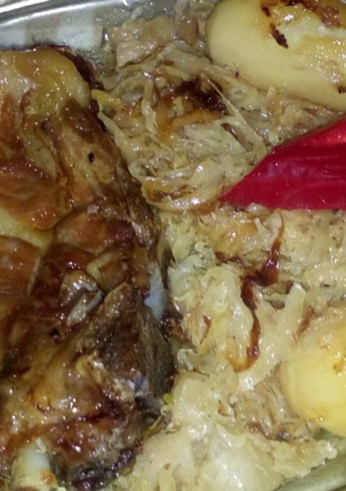 Savanyú káposztaágyon sült sertéstarja burgonyával recept fotója