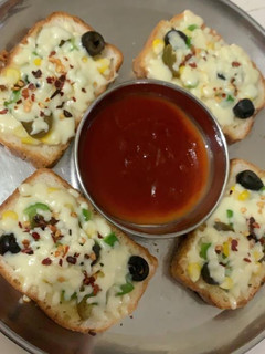 ગાર્લિક બ્રેડ (Garlic Bread Recipe In Gujarati) રેસીપી મુખ્ય ફોટો