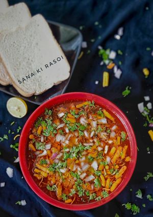 A picture of Misal pav.