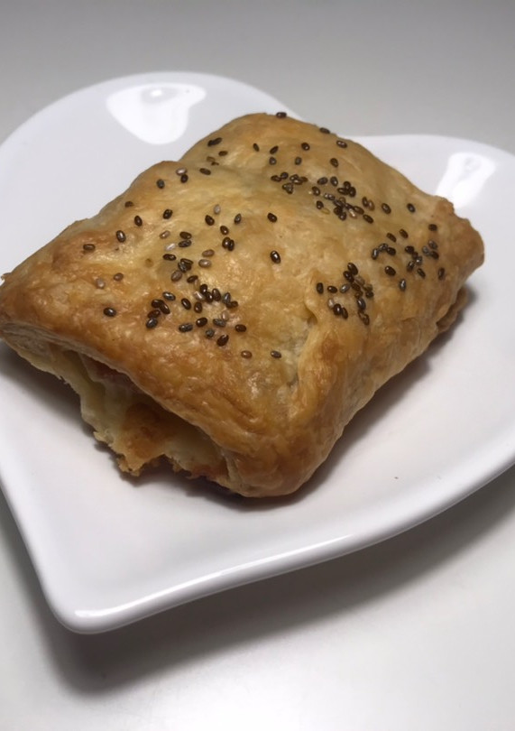Una foto de Napolitana de jamón y queso