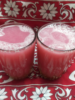 மாதுளை பழம் ஜூஸ்(pomegranate juice recipe in tamil) செய்முறை முக்கிய புகைப்படம்