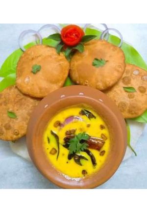 A picture of मेवाड़ी कढ़ी कचौरी.